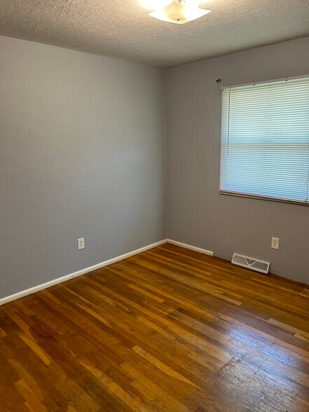 Building Photo - 826 Woodhill Rd