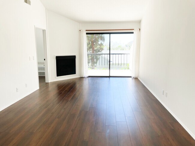 Building Photo - 1450 Palisades Dr