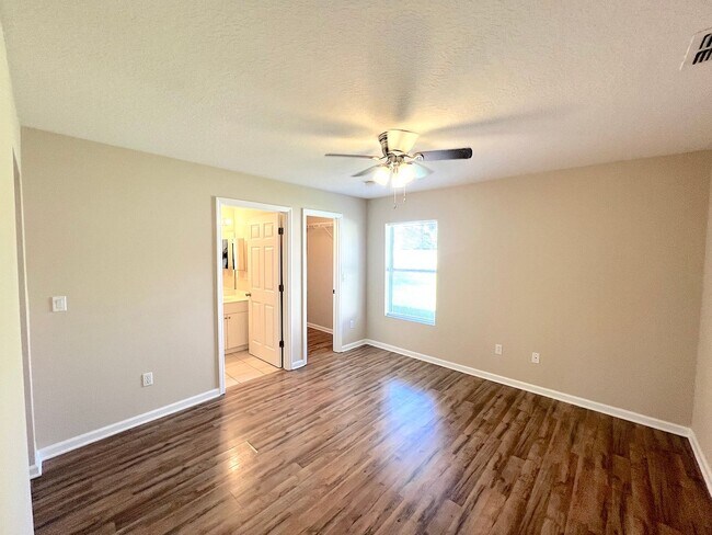 Building Photo - 41 Eton Ln