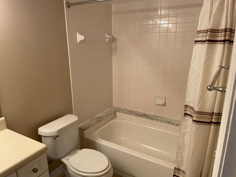 Building Photo - 1000 W Horatio St