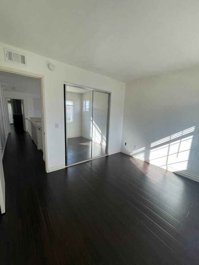 Building Photo - Spacious House for Rent