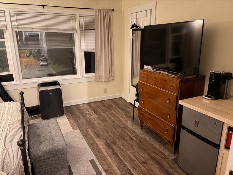 Bedroom 2 - 2762 N Oakland Ave