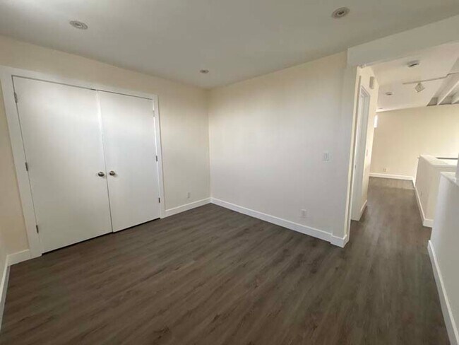 Building Photo - 915 Broadway St