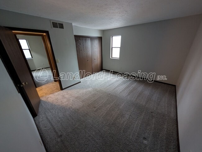 Building Photo - Spacious Townhome with Vaulted Ceilings, Fireplace & Garage