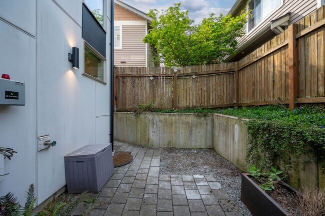 Building Photo - Modern 2BR End-Unit Townhome with Two Rooftop Decks
