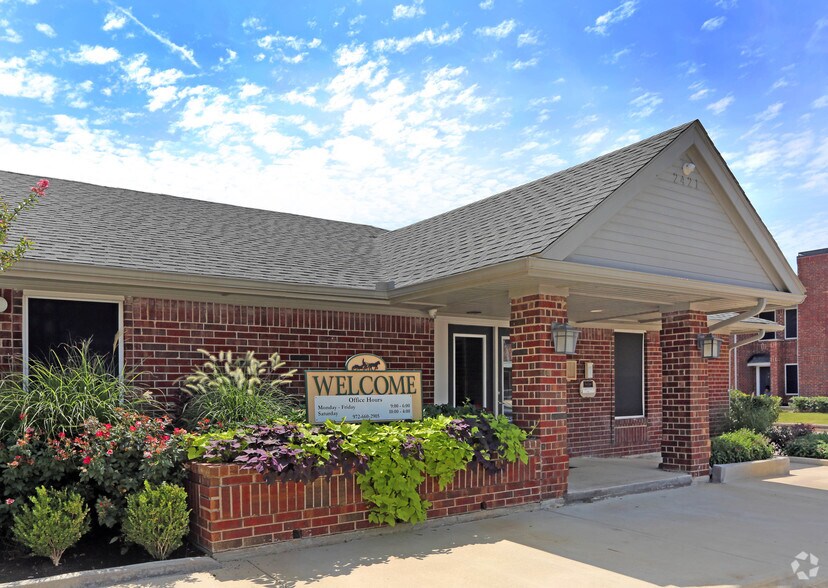 Williamsburg Apartments 2421 S Carrier Pky Grand Prairie TX 75051