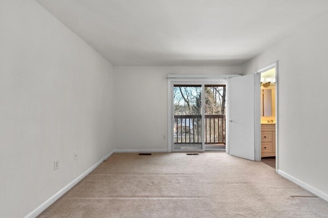 Building Photo - Updated 1800+ sq/ft 3 bdrm 2.5 bath end unit townhome