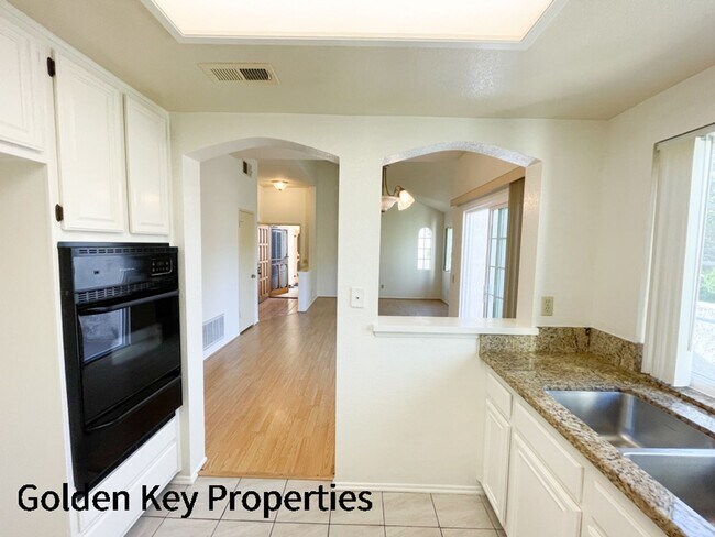 Building Photo - 2BR/1.5BA Condo in Charlemont in Vista! Cl...