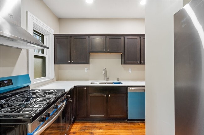 Building Photo - 483 Alexander St