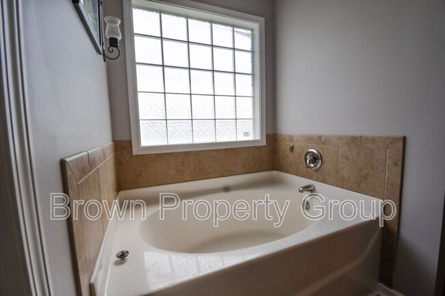 Building Photo - 494 Hogart St