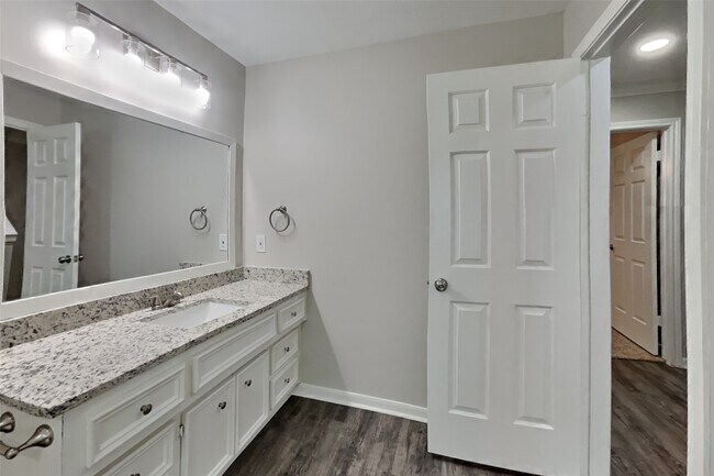 Building Photo - 1315 Forest Hollow Dr