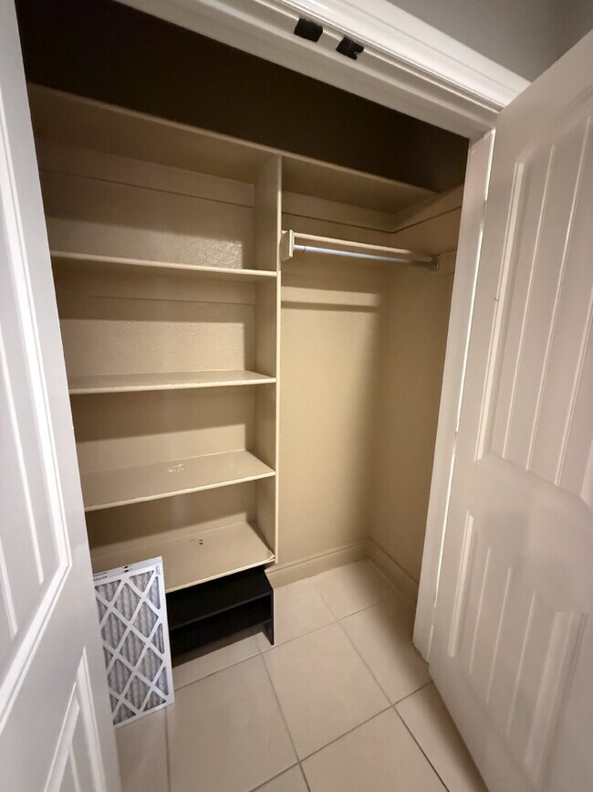 Building Photo - Great Outdoor Living Space / 4BR with 3 Ca...