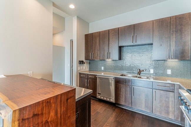 Building Photo - 3100 W 7th St