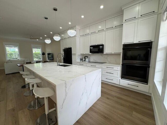 Building Photo - 4 Bedroom fully renovated Townhome in the Main Village of Celebration