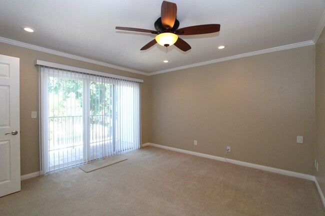 Building Photo - Two-Story 3-Bedroom Condo in Redlands!