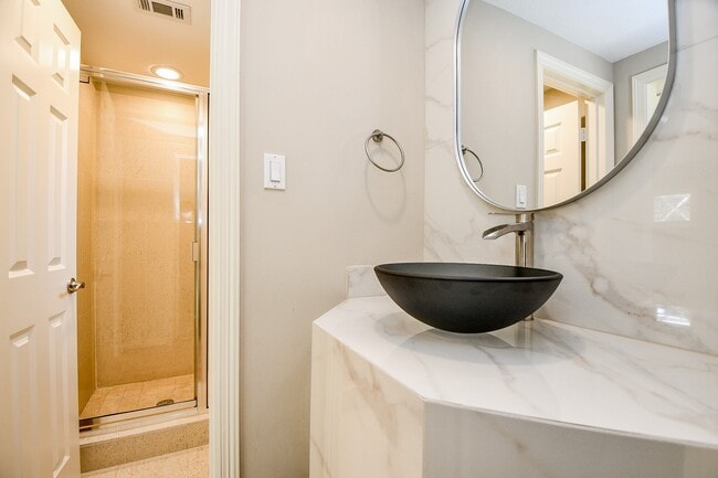 Building Photo - 2094 Brentwood Dr