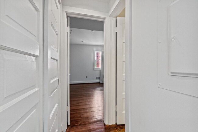 Building Photo - Available Now! Georgetown! Professionally Managed High End 1 Bed/ 1 Bath Condo