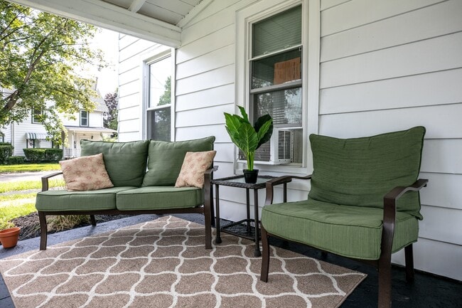 Building Photo - 215 E 8th St