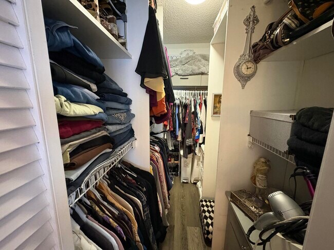 Building Photo - 609 NE 13th Ave