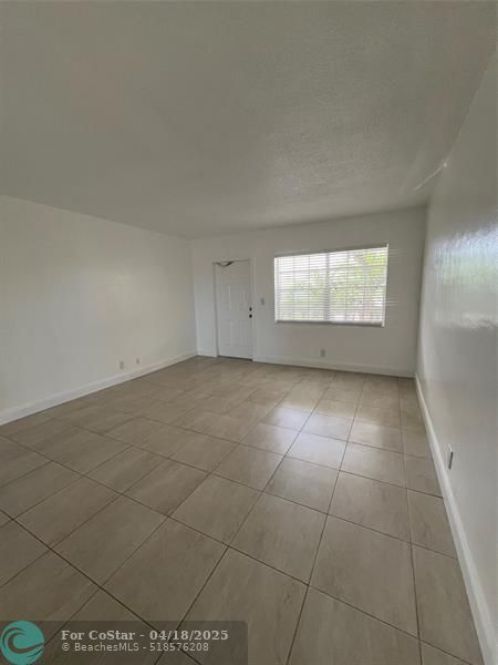 Building Photo - 2550 NE 51st St