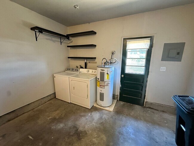 Building Photo - upgraded 2 bedroom 1 bath condo in downtow...
