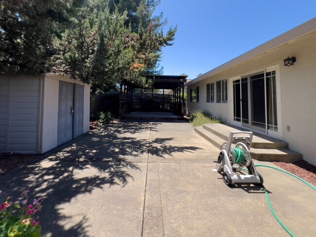 Building Photo - Beautiful Single Level Three Bedroom North...