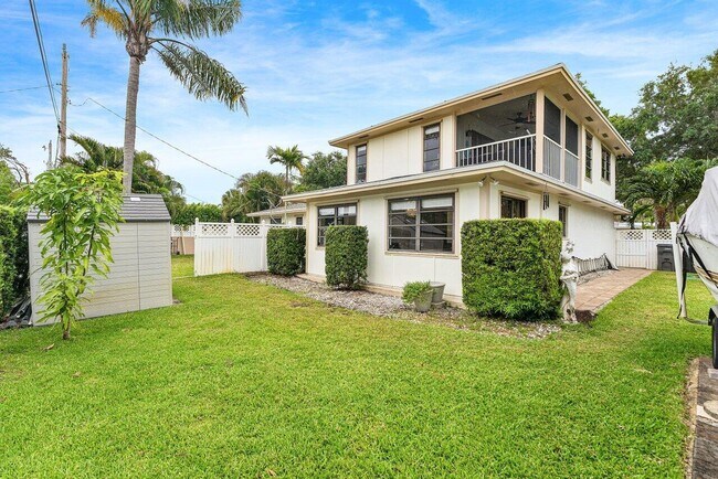 Building Photo - 2101 N Palm Cir