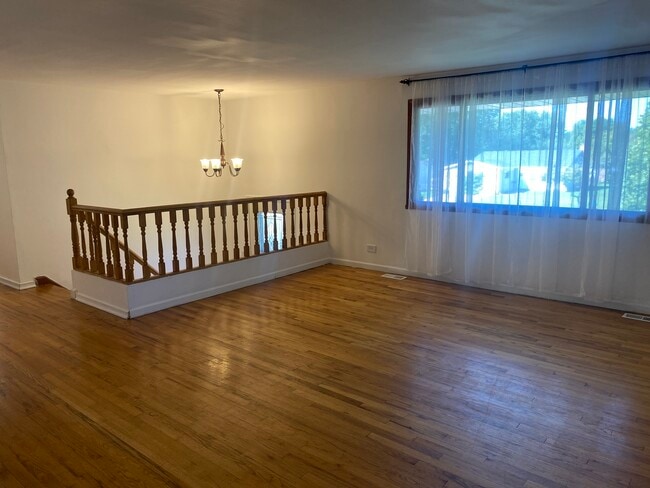 Building Photo - 709 S Salem Dr