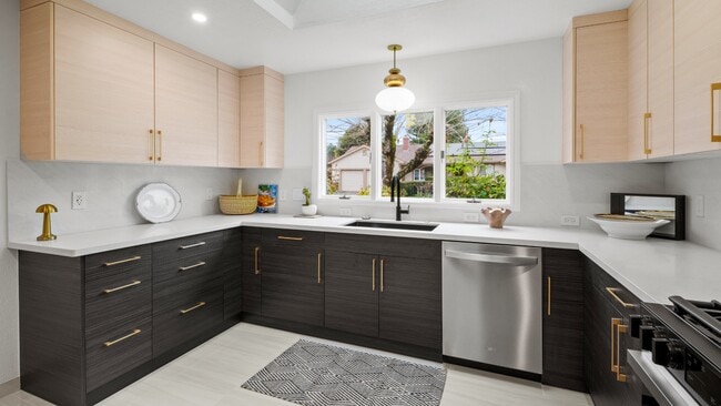 Building Photo - 1819 Cedar St