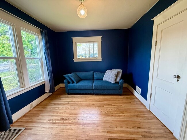 Building Photo - Stunning 3 Bed / 2 Bath Home on 10th Street!