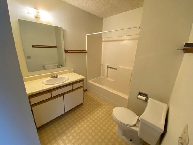 Building Photo - $950 | 1 Bedroom, 1 Bathroom Apartment | N...