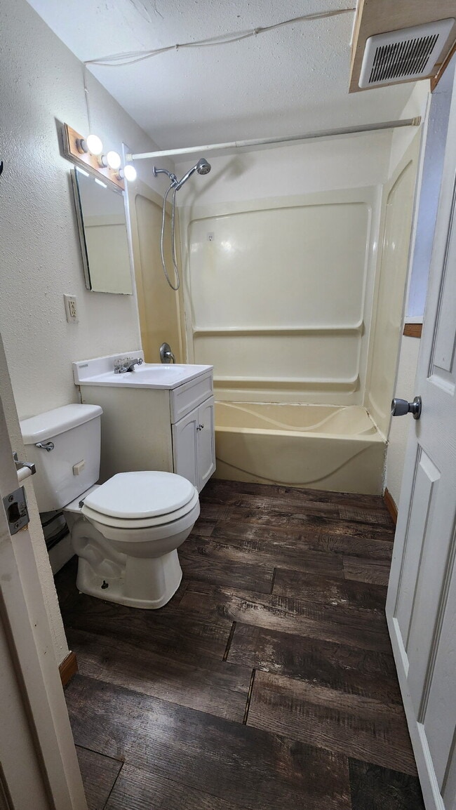 Building Photo - 2 Bedroom, 1 Bathroom with Laundry & Off Street Parking - Available August 1st!