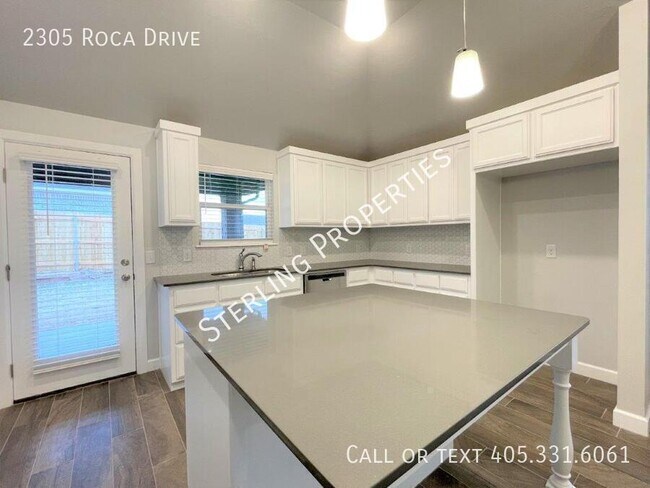 Building Photo - 2305 Roca Dr