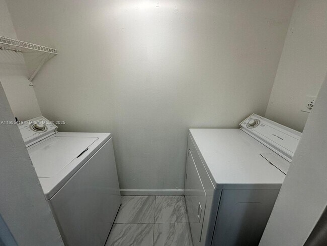 Building Photo - 610 S Park Rd