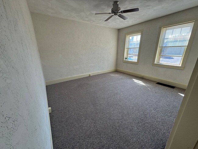 Building Photo - Available now 2 bed/1 bath