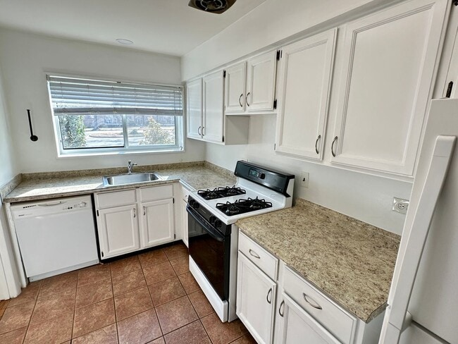 Building Photo - Rarely available 3-Bed, 2-Bath condo in th...