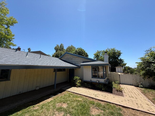 Building Photo - Large Ranch-Style Home in Vista