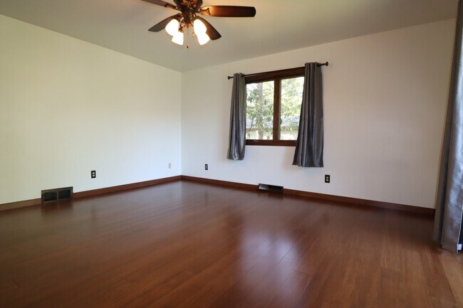 Building Photo - Stunning 4 Bedroom Home with Pond Access