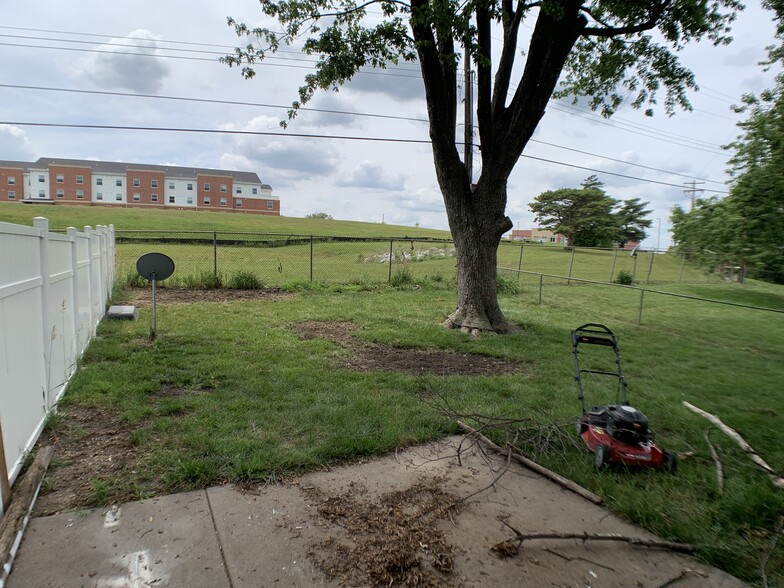 Building Photo - 211 Wedgewood Dr