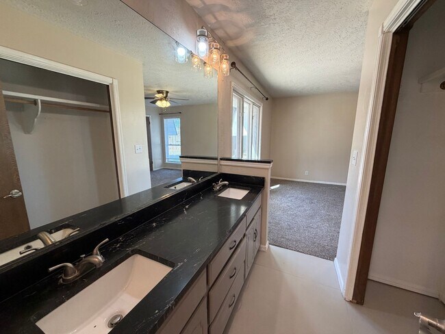 Building Photo - Beautiful 3bed/2.5bath Updated Westside Norman Home Available for Rent!