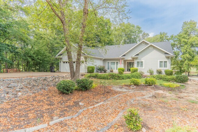 Building Photo - 10 Lindura Ln