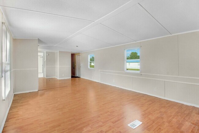 Building Photo - Newly Renovated! 3 Bedroom | 2 Bathroom Mo...