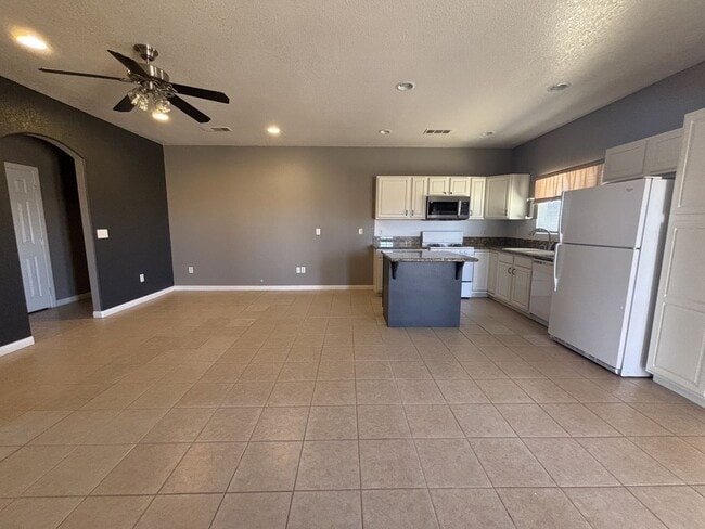 Building Photo - Charming Home Located in California City