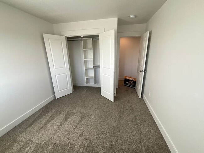 Building Photo - 3 bedroom 2.5 Bath Townhouse