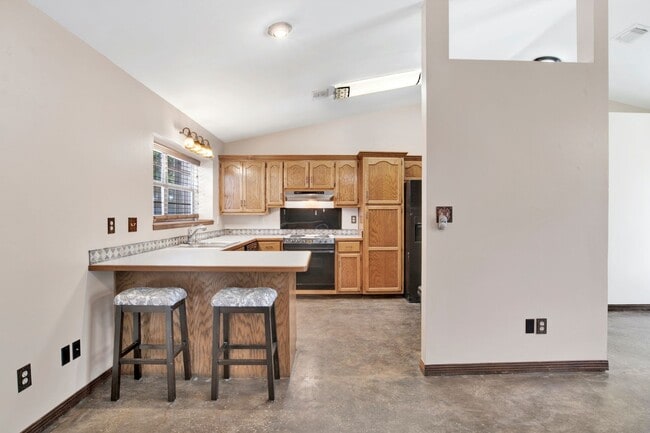 Building Photo - Well-Maintained Home with 2-Car Garage & Screened Back Porch in Central Location