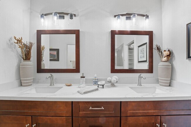 Building Photo - Welcome to this stunning 2-bedroom, 2-bath...