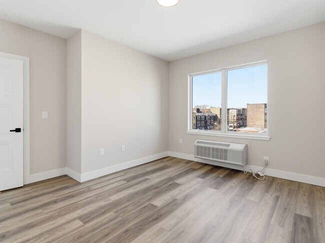 Building Photo - 304 61st St