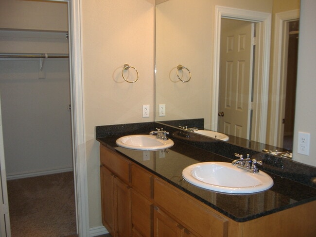Building Photo - ***898 Oakwood***