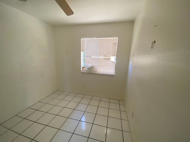 Building Photo - 1321 W Vogel Ave