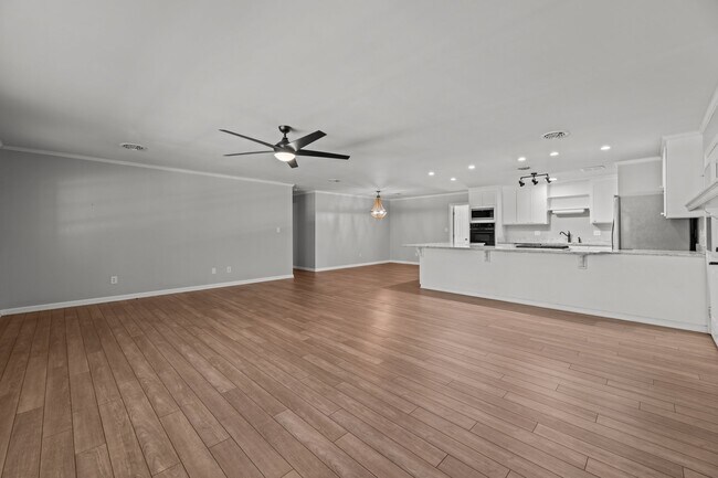 Building Photo - 105 3rd St